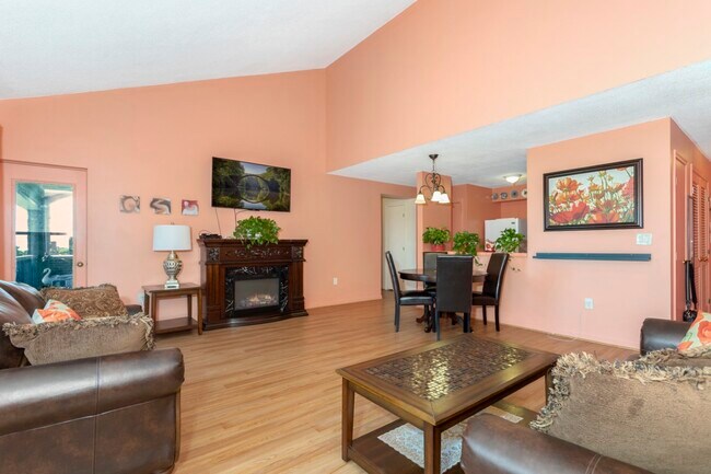 Sala de estar y comedor - 50 S Common St