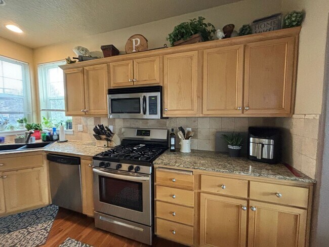 Building Photo - Beautiful and Spacious 4 Bed/2.5 Bath Home...