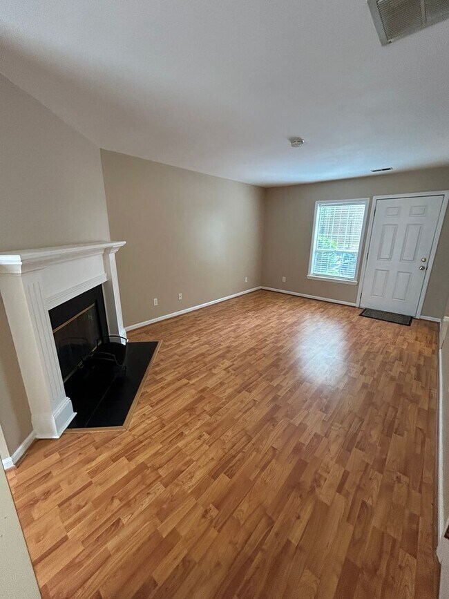Foto del edificio - 2 Bedroom Townhome Available now!
