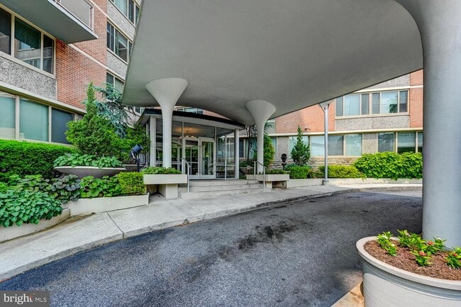 Building Photo - 1 E University Pkwy