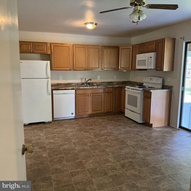 Building Photo - 4435 Willow Tree Ln