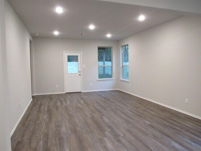 Foto del edificio - 404 Duchess River Rd
