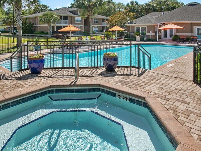 Hot Tub - Crestview at Oakleigh Apartments