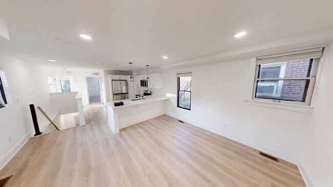 Building Photo - 331 E Ann St