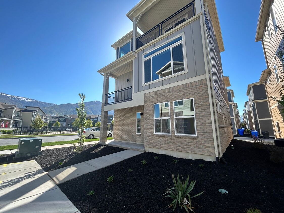 Primary Photo - 3 Bedroom 3 Bathroom Home in Farmington Utah!