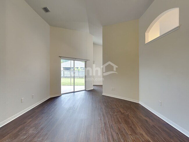 Foto del edificio - 14335 Moon Flower Dr