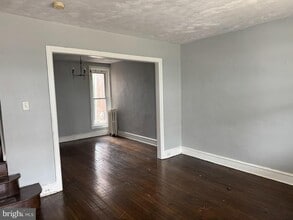 Building Photo - 160 Roselyn St
