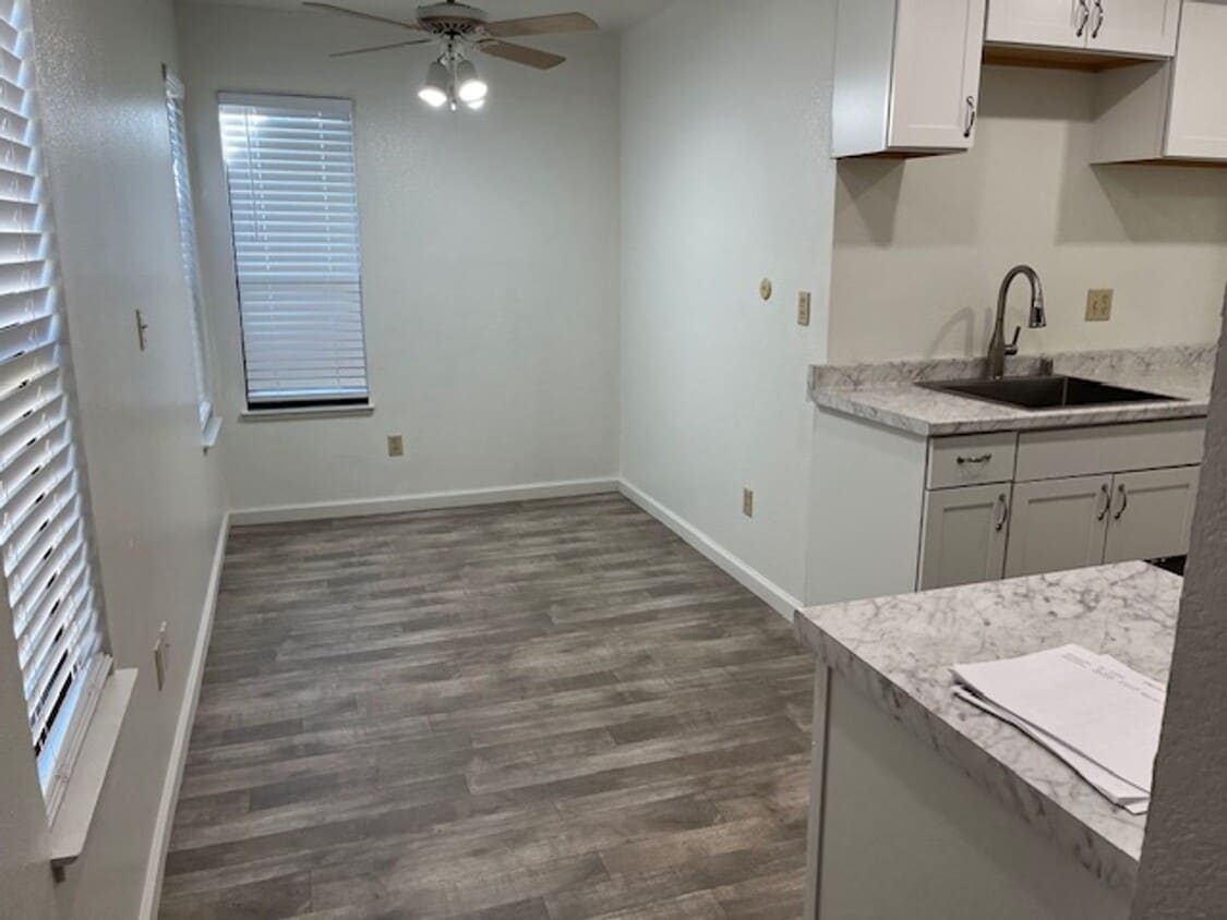 Building Photo - 6031 Carolina Cir