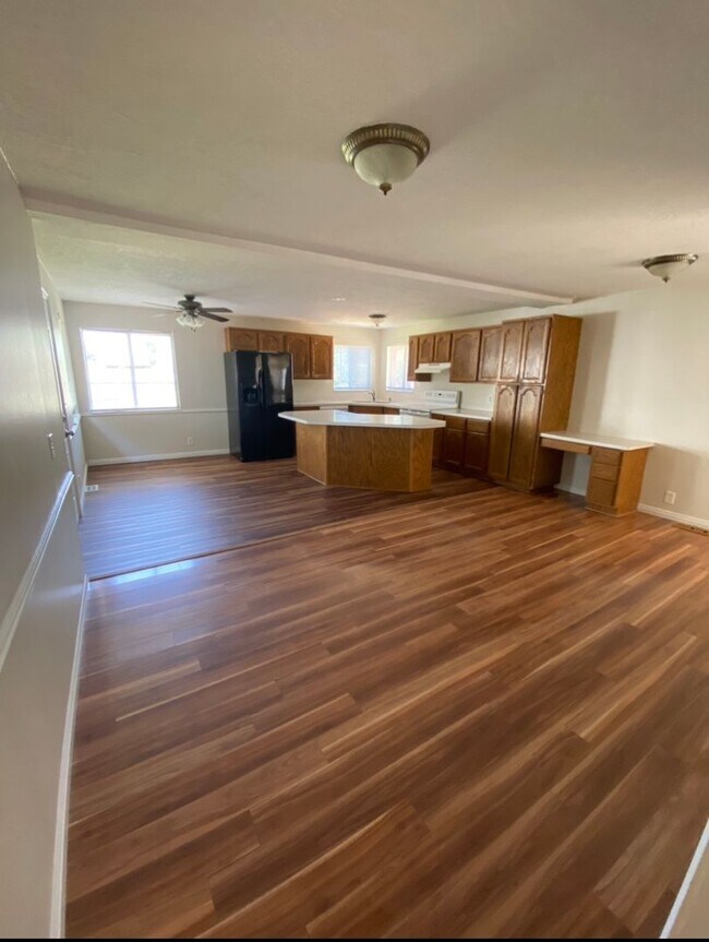 Foto del edificio - Spacious 4 Bed 2 Bath Home in Roy, UT with Fully Fenced Yard
