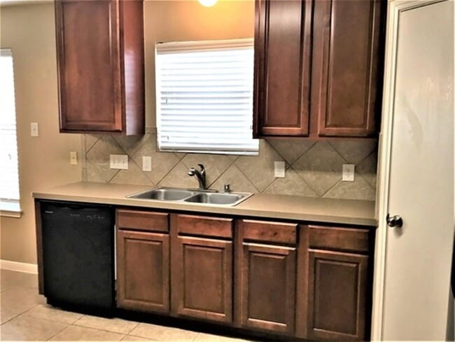 Building Photo - 21655 Falvel Lake Dr