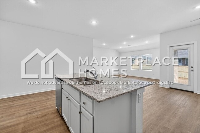 Foto del edificio - 3050 Rosalee Ln