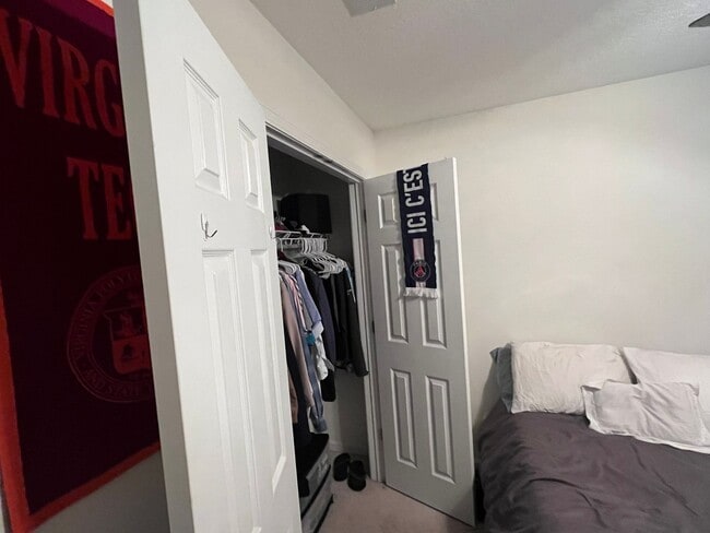 Foto del edificio - Available for the 2026-2027 lease term.