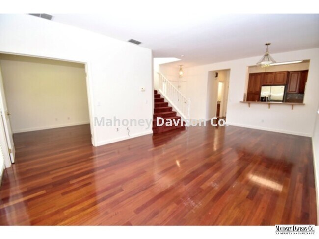 Foto del edificio - 3 bdrm/3 baths, 1220 sf, 2-car gar, cherry...