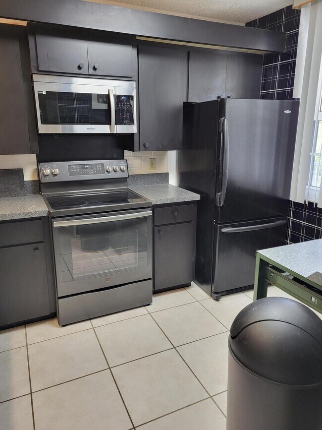 Foto del edificio - 3511 Village Blvd