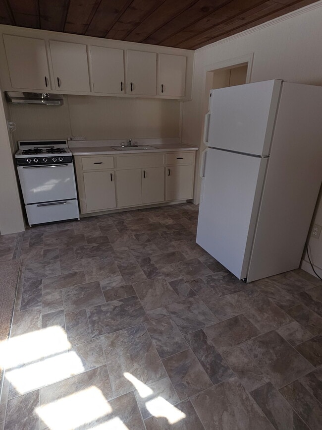 Kitchen - 50 Cross Rd