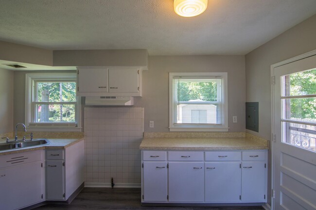 Building Photo - 1646 Wyatt Pky