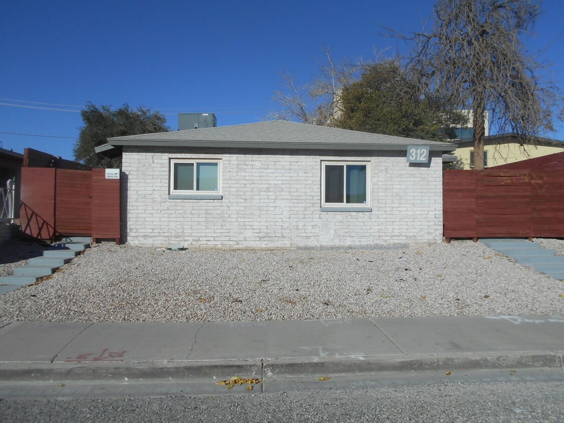 Foto principal - Charming Fully Remodeled Bungalow in Downt...