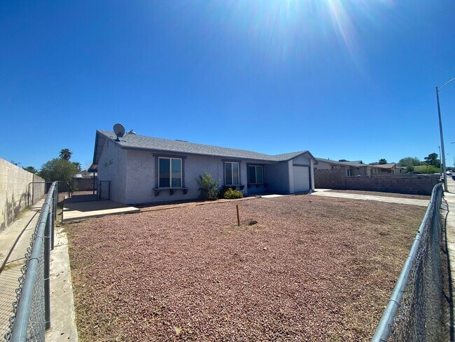 Building Photo - *GREAT 4 BEDROOM HOME WITH UPDATED TILE FL...
