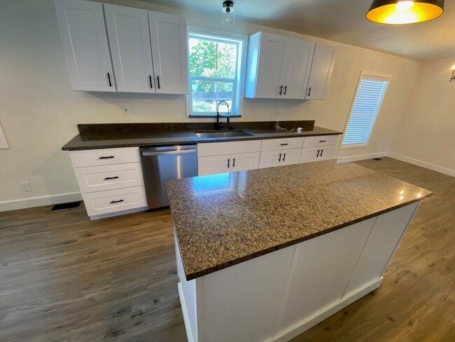 Building Photo - Beautifully Remodeled Home for Rent – Mode...