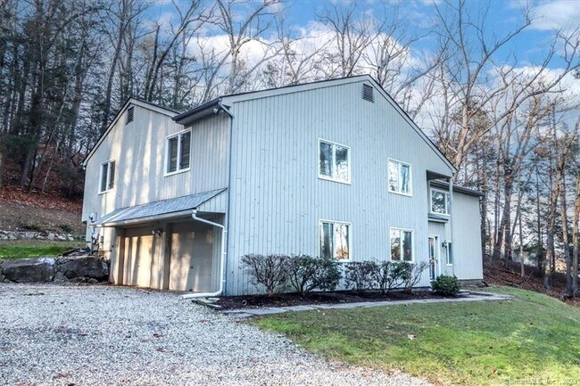 Foto del edificio - 18 Candlewood Lake Rd N