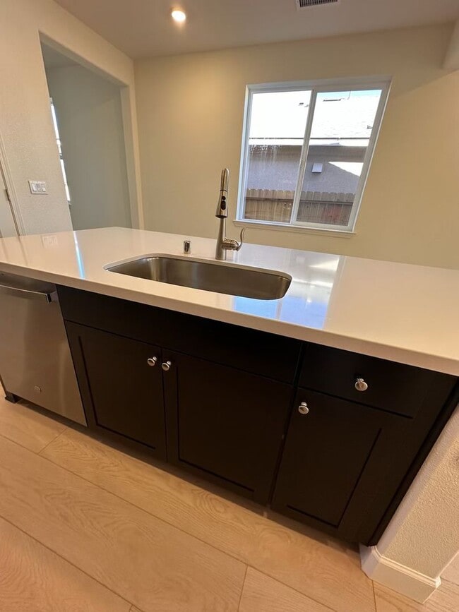 Foto del edificio - Newly Constructed West Carson Valley Home