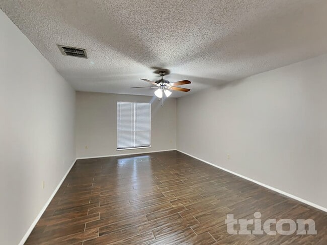 Foto del edificio - 8102 Chickasaw Ln