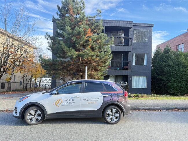 Photo du bâtiment - 430 Stewart Ave