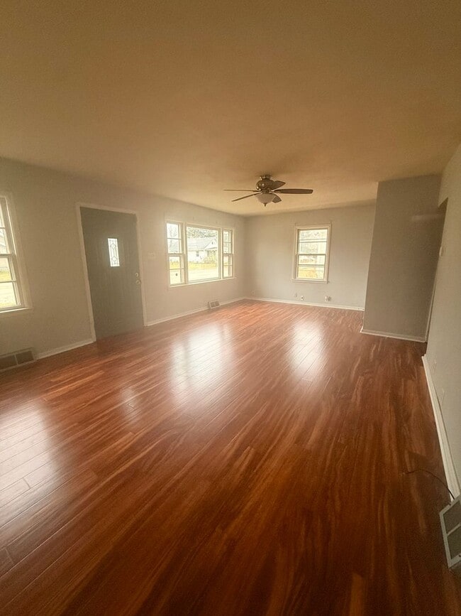 Building Photo - Loves Park 3 bedroom