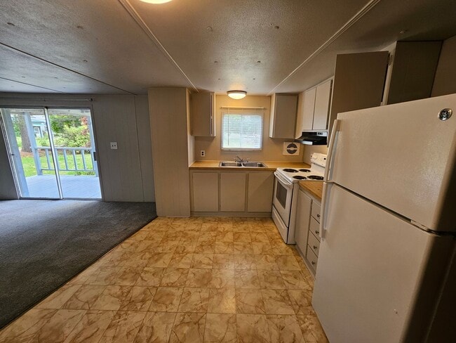 Building Photo - Charming 3BR/1BA in Eagle Creek – W/D, Yar...