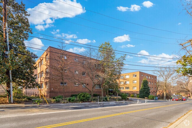 Foto del edificio - 3900 Tunlaw Rd NW