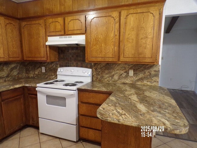 Building Photo - Centrally located home close to Ft. Sill,