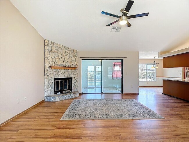 Foto del edificio - 5066 Woodbine St