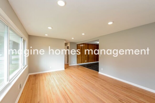 Building Photo - Gorgeous Updated Home in Fridley