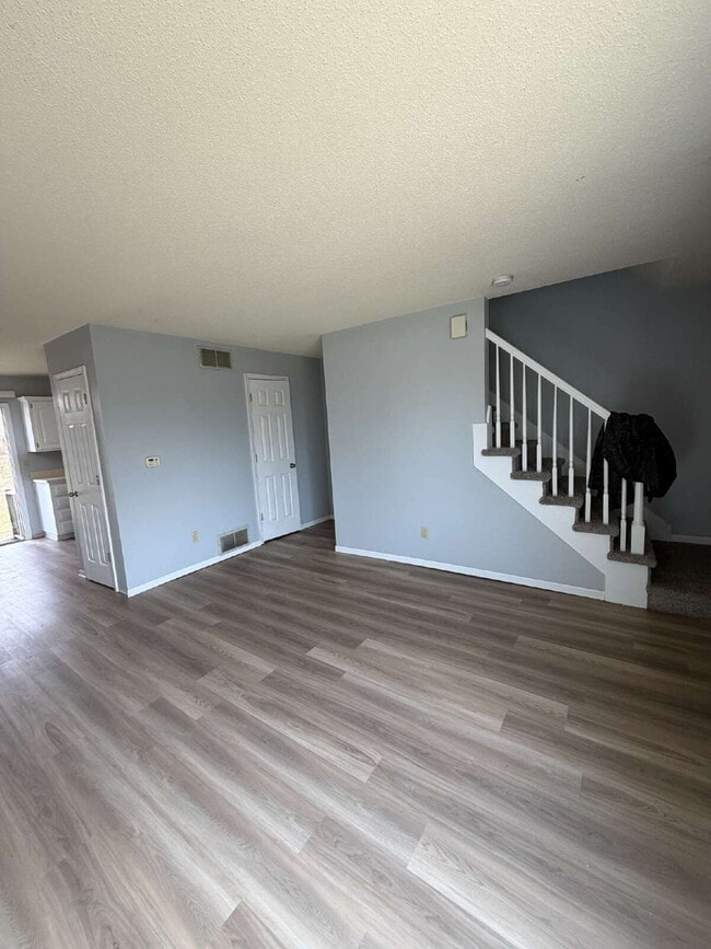 Building Photo - Newly renovated 2-bedroom 1.5 bath townhouse Near Merle Hay Mall!