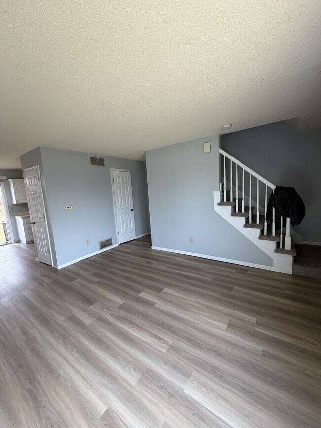 Foto del edificio - Newly renovated 2-bedroom 1.5 bath townhouse Near Merle Hay Mall!