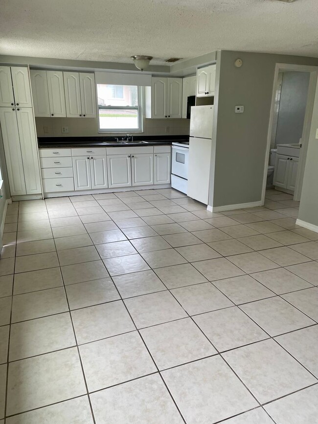 Building Photo - 2/1 Close to Downtown New Port Richey