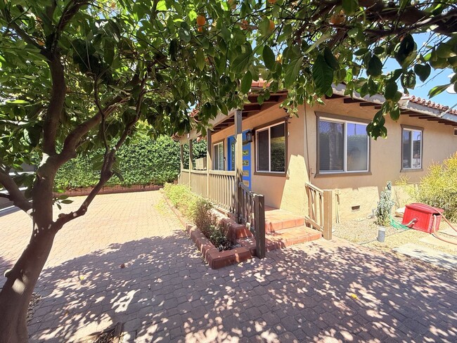 Building Photo - AVAILBLE NOW !! 2 Bedroom 2 Bathroom Apart...