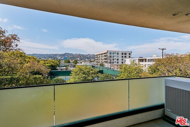 Foto del edificio - 328 N Maple Dr