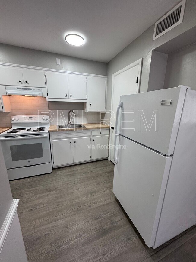 Foto del edificio - 128 S Miller Rd