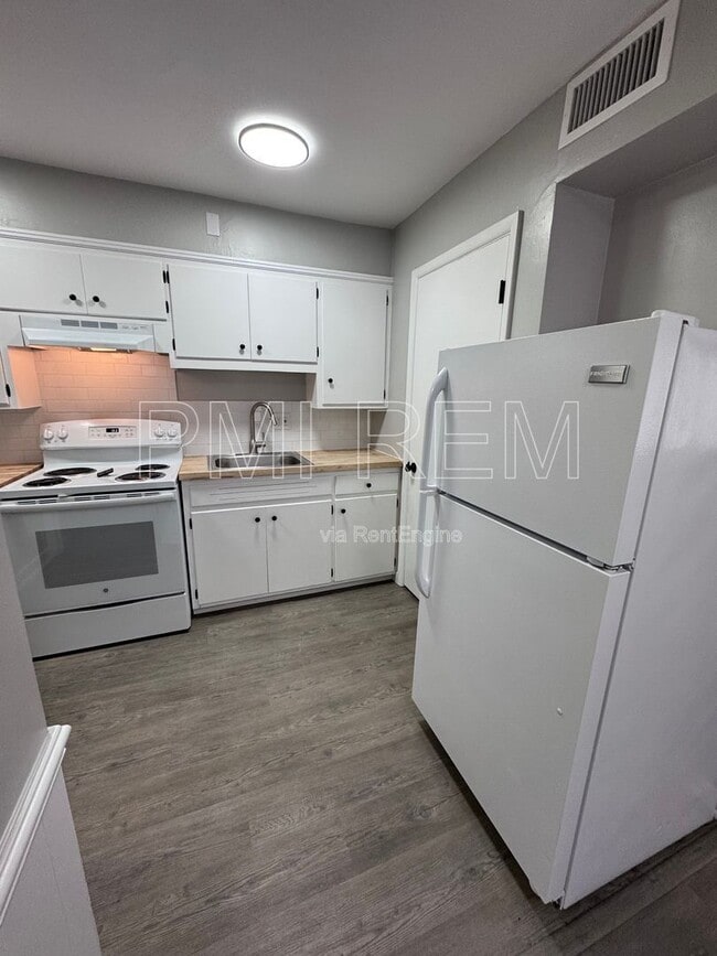 Building Photo - 128 S Miller Rd