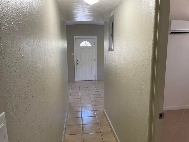 Building Photo - 1443 Paradise Ln