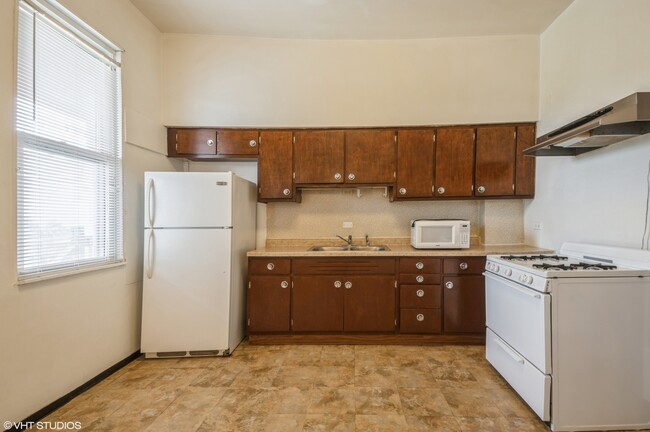 Building Photo - 4119 W Montrose Ave