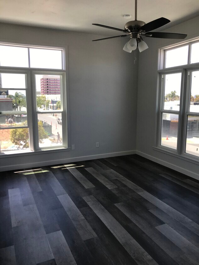 Foto principal - 210 E 8th St