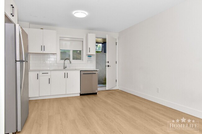 Building Photo - 2 Bed Basement Suite – All Utilities Inclu...