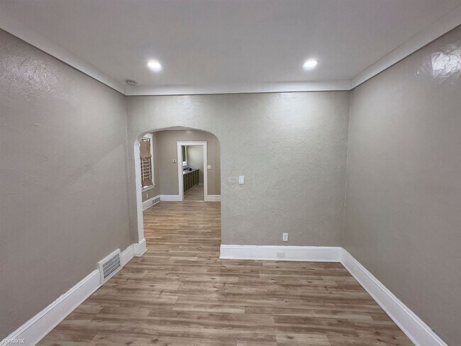 Foto del edificio - 2 br, 1 bath House - 2964 East 61st Street