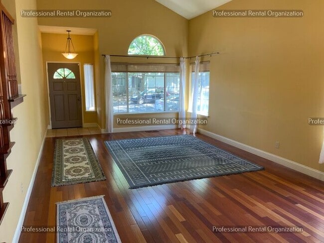 Building Photo - Beautiful Eastside 4 Bedroom, 3 Full baths in quiet neighborhood