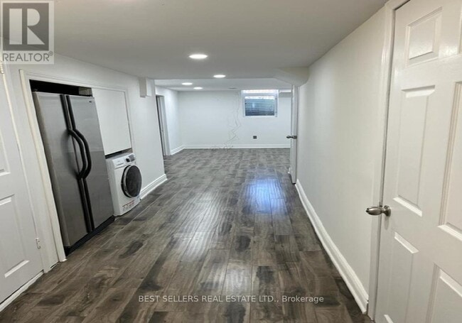 Building Photo - 3045 Hawktail Crescent