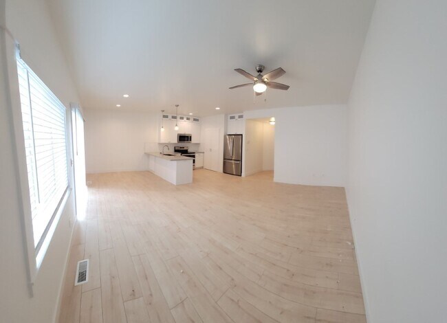 Building Photo - 3 bed, 2.5 bath townhome w/bonus room in S...