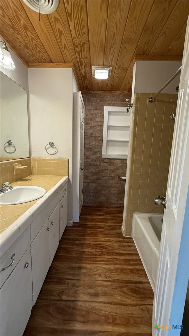 Foto del edificio - 301 Highland Dr