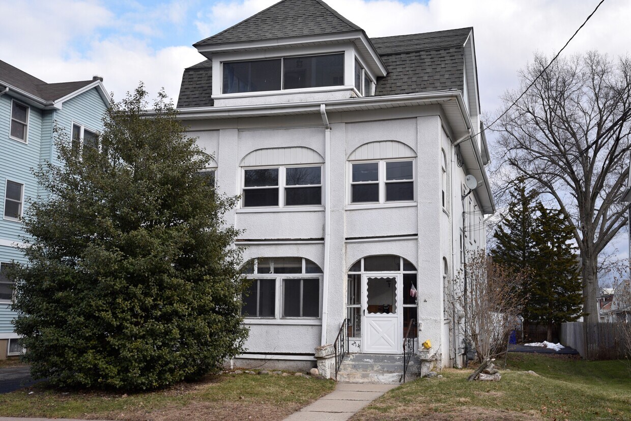 Primary Photo - 214 Quaker Ln S